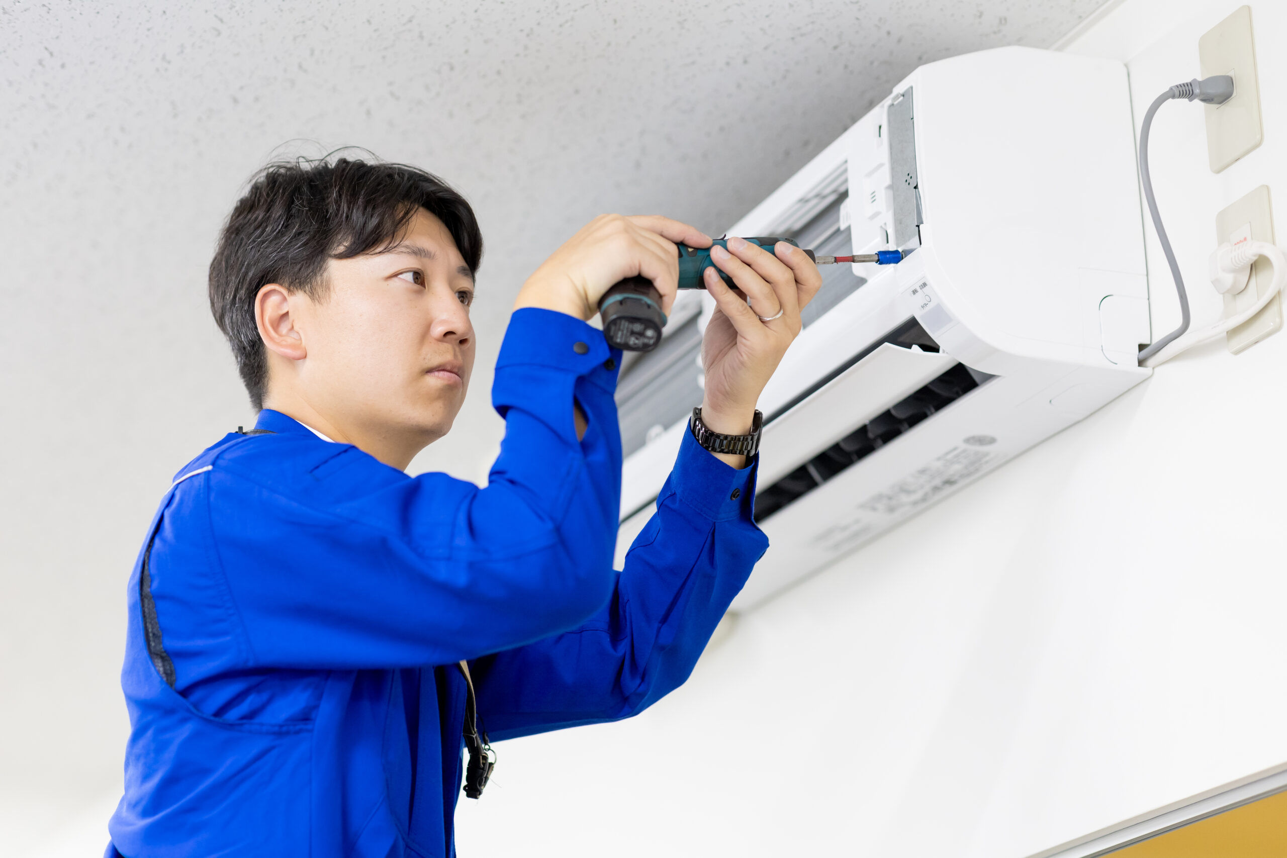 【期間限定/月23万↑】🔰初心者OK🔰エアコン修理の「補助」スタッフ募集🔧【20代~40代活躍中!】