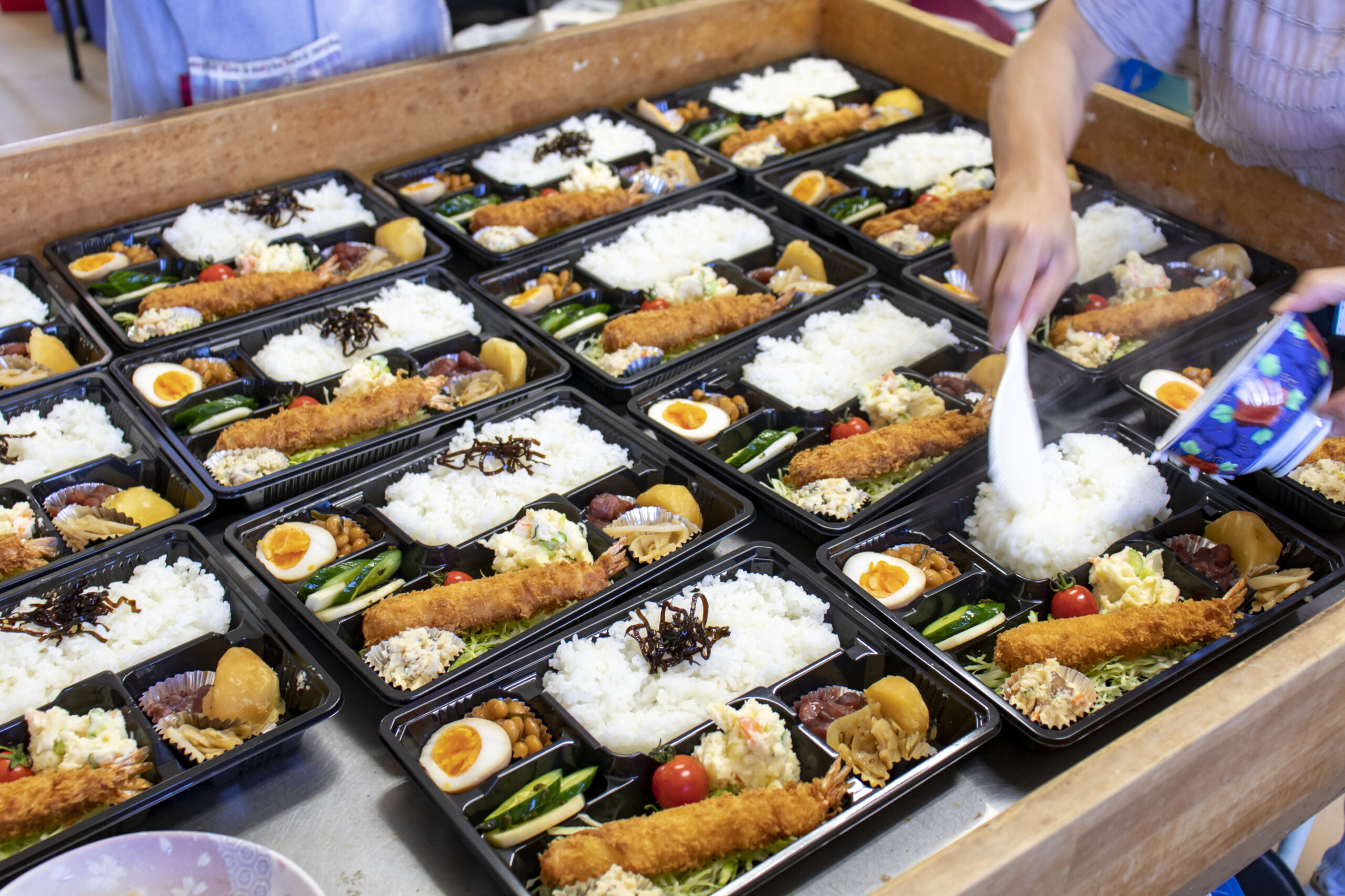 お弁当の箱詰め・盛り付け作業！◇女性・シニア世代多数活躍中◇